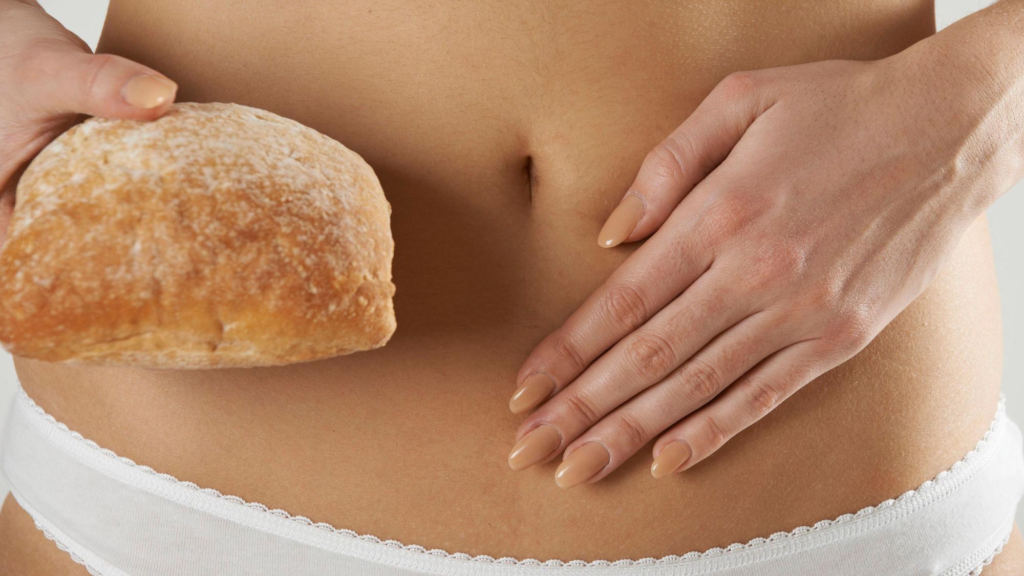 Eine Frau hält sich die Hand auf den Bauch. Der Darm ist ein Reizthema in Köln – wenn es um die Gesundheit geht.