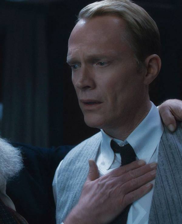 Ultron (James Spader, links) sieht aus wie ein netter älterer Herr mit Vatergefühlen, wenn er sich in Visions (Paul Bettany) Kopf materialisiert. (Bild: Disney+ / © 2026 Marvel. All Rights Reserved.)