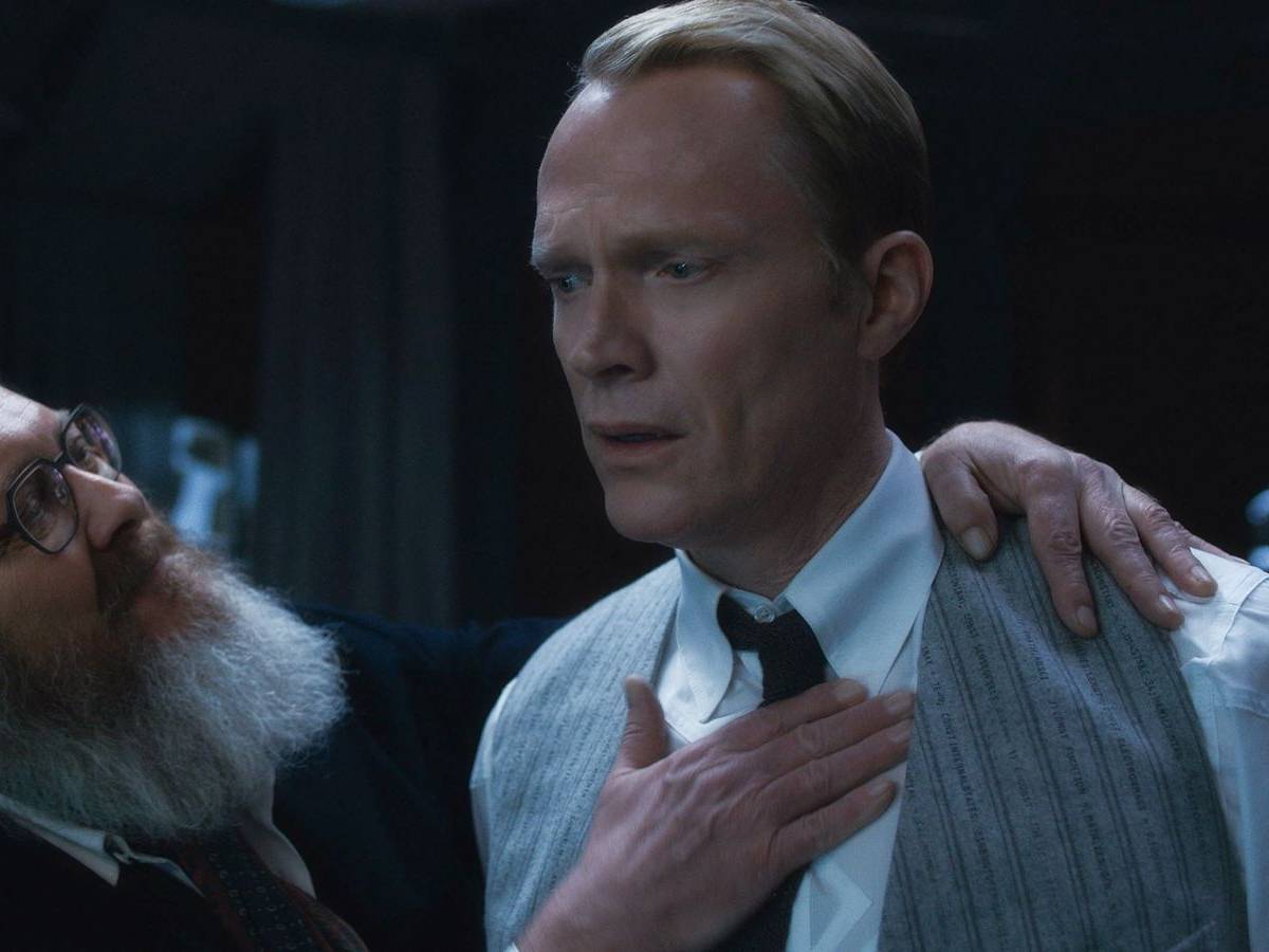 Ultron (James Spader, links) sieht aus wie ein netter älterer Herr mit Vatergefühlen, wenn er sich in Visions (Paul Bettany) Kopf materialisiert. (Bild: Disney+ / © 2026 Marvel. All Rights Reserved.)