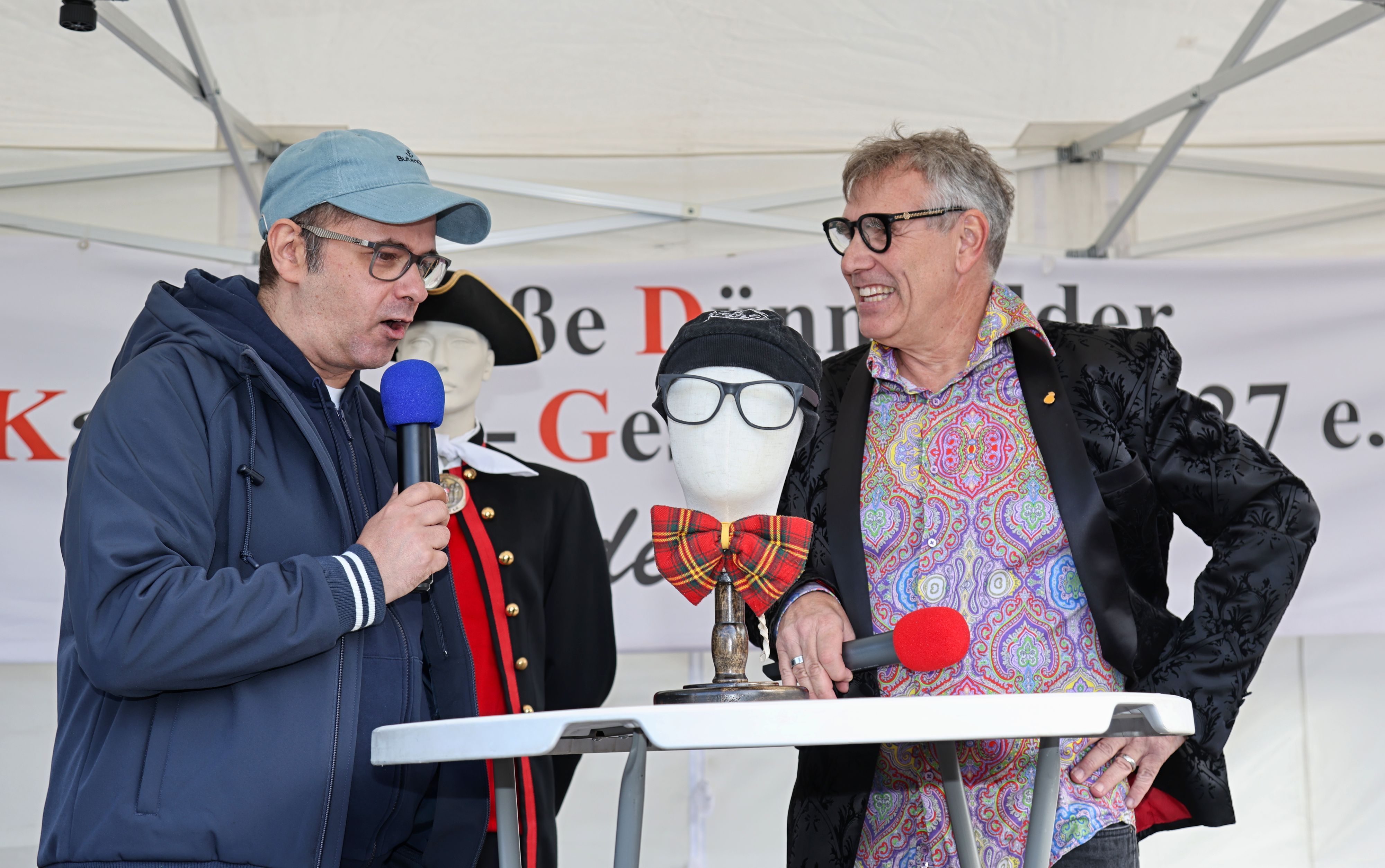 Marc Metzger und Lutz Niedgen stehen auf der Bühne.