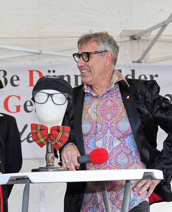 Marc Metzger und Lutz Niedgen stehen auf der Bühne.