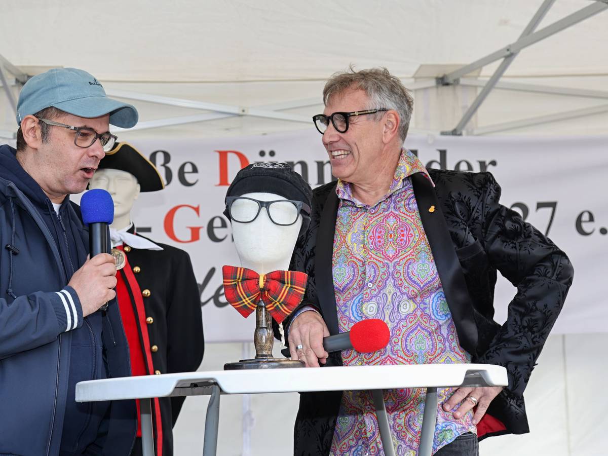 Marc Metzger und Lutz Niedgen stehen auf der Bühne.