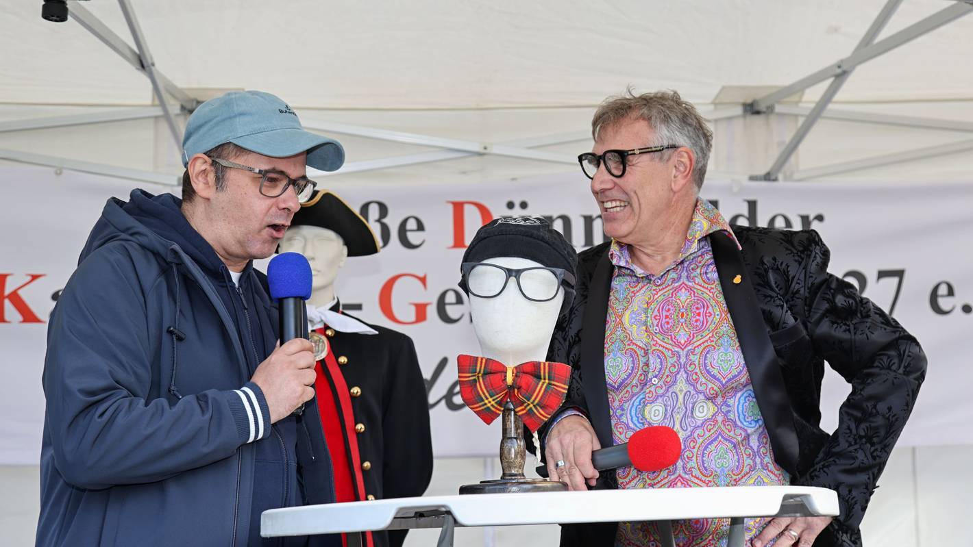 Marc Metzger und Lutz Niedgen stehen auf der Bühne.
