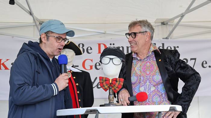 Marc Metzger und Lutz Niedgen stehen auf der Bühne.
