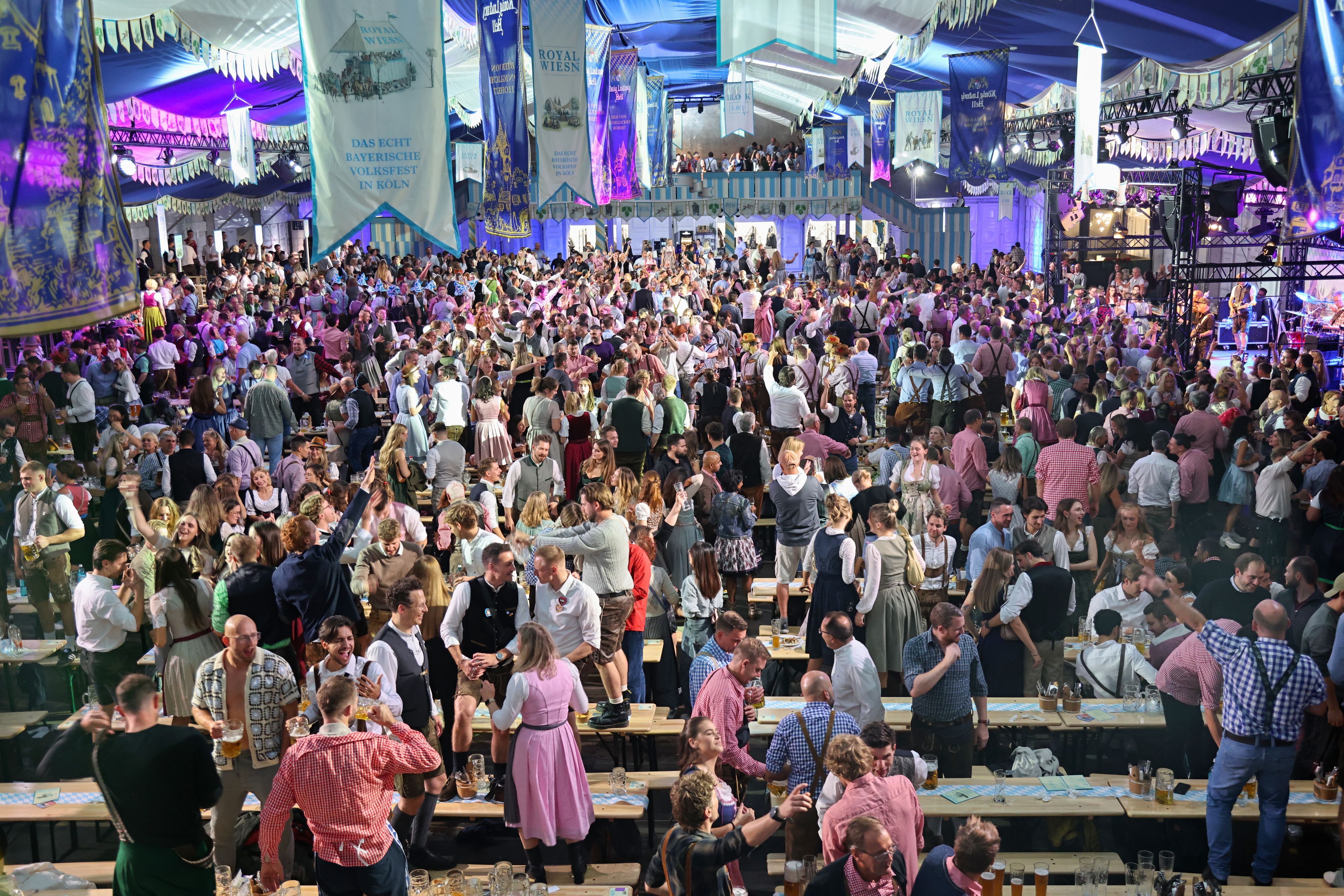 Blick ins Festzelt der Royal Wiesn.