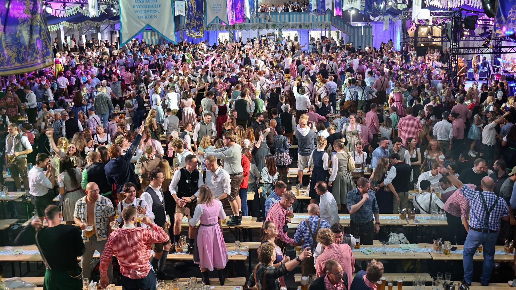 Blick ins Festzelt der Royal Wiesn.