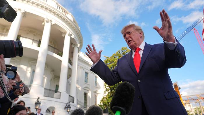 US-Präsident Trump posiert.