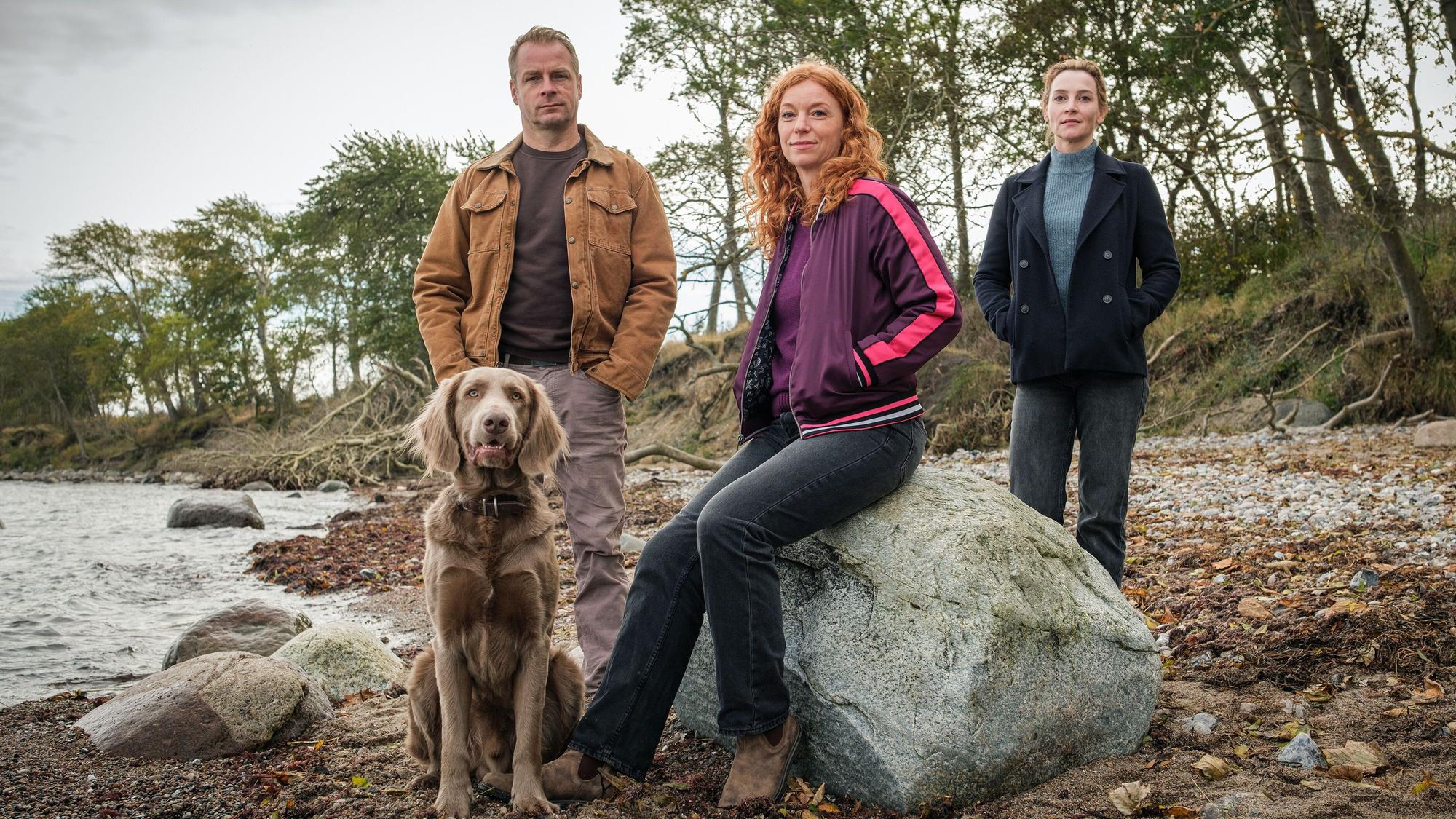 Hinnerk Schönemann (l-r), Marleen Lohse und Jana Klinge in einer Szene des Krimis «Nord bei Nordwest - Pechmarie».