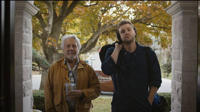Klavierstimmer Harry (Dustin Hoffman, links) ist fast taub, sein Lehrling Niki (Leo Woodall) hört dafür umso besser.
(Bild: Leonine/Black Bear/DCM)