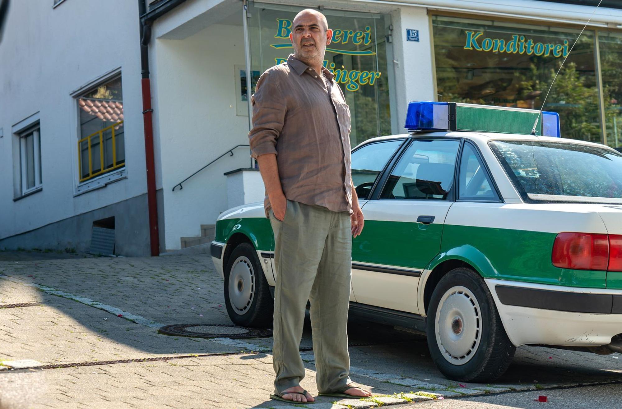 Yazids (Hannes Ringlstetter) besonderen Talente werden gleich in der ersten neuen Folge von „Hubert ohne Staller“ (Episodentitel: „Zimmer ohne Aussicht“) gebraucht. (Bild: ARD/Thomas Neumeier)