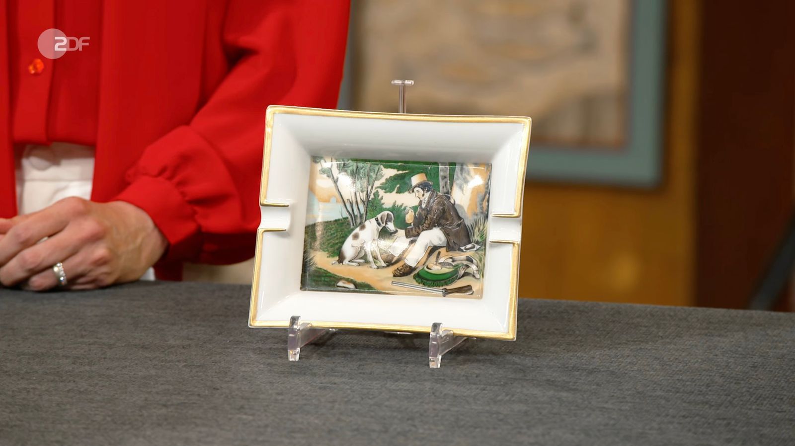 Bianca Berding datierte einen Aschenbecher mit einer biedermeierlichen Jagdszene von 1982 bis in die 1990er-Jahre. Wunschpreis für das Objekt des Luxus-Herstellers Hermès (Paris) lag bei 250 Euro. Die Expertin taxierte 150 bis 200 Euro und Händler Markus Wildhagen zahlte 180 Euro.
 (Bild: ZDF)
