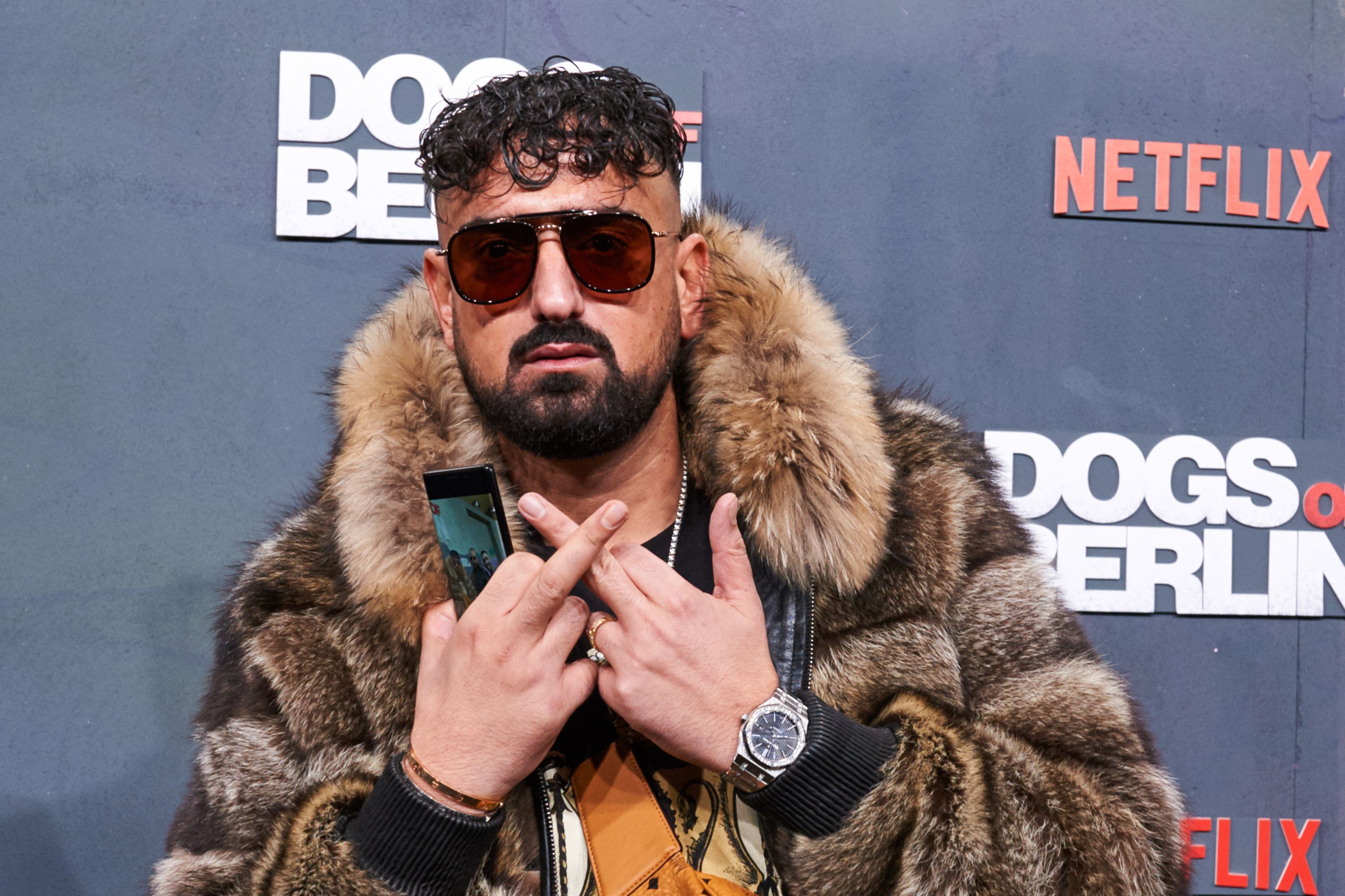 ARCHIV - 06.12.2018, Berlin: Der Rapper Haftbefehl kommt zur Filmpremiere des Filmes «Dogs of Berlin» ins Kino International. (zu dpa: ««Ärztliche Aufsicht»: Konzerte von Haftbefehl abgesagt») Foto: Annette Riedl/dpa +++ dpa-Bildfunk +++