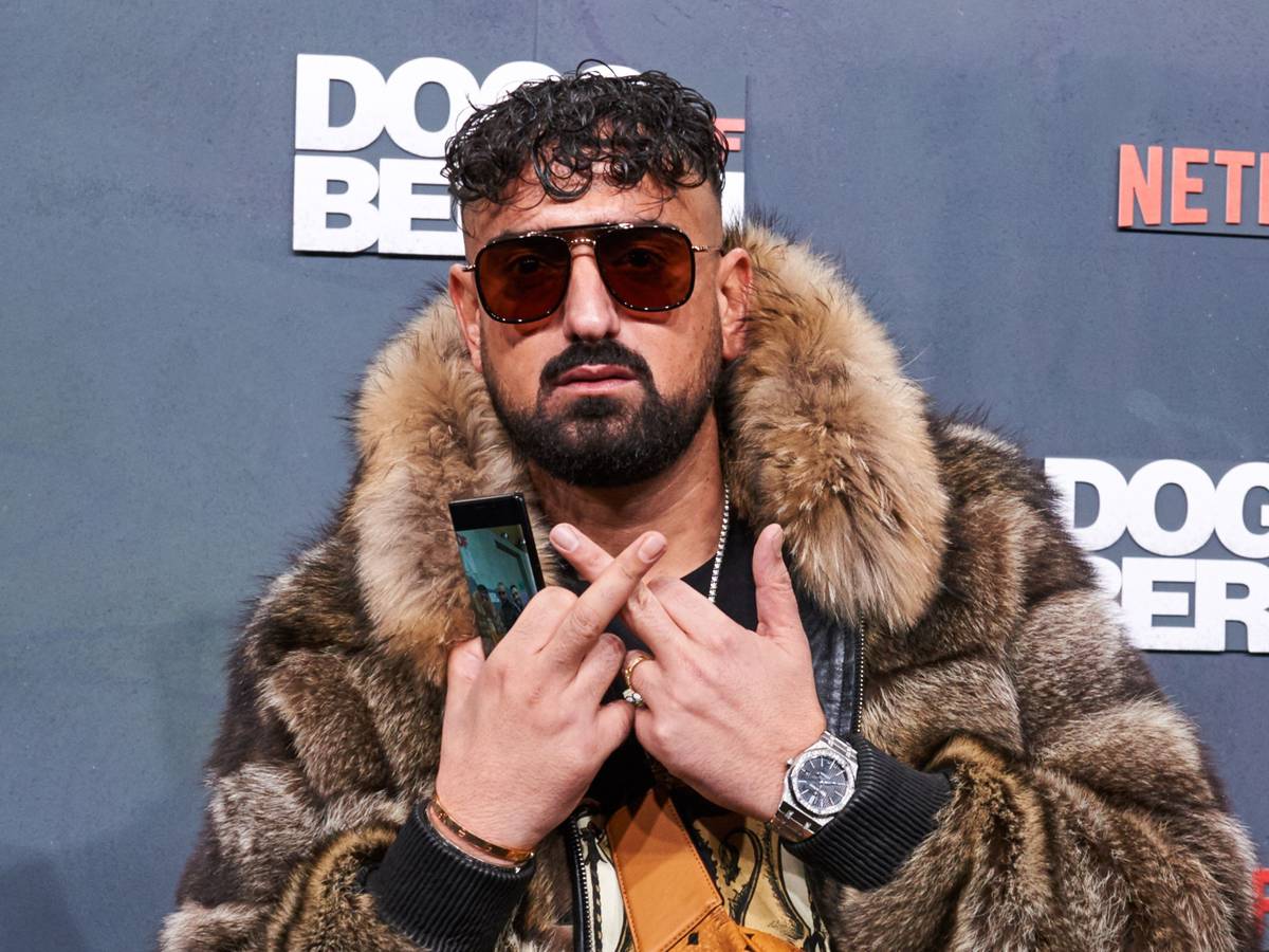 ARCHIV - 06.12.2018, Berlin: Der Rapper Haftbefehl kommt zur Filmpremiere des Filmes «Dogs of Berlin» ins Kino International. (zu dpa: ««Ärztliche Aufsicht»: Konzerte von Haftbefehl abgesagt») Foto: Annette Riedl/dpa +++ dpa-Bildfunk +++