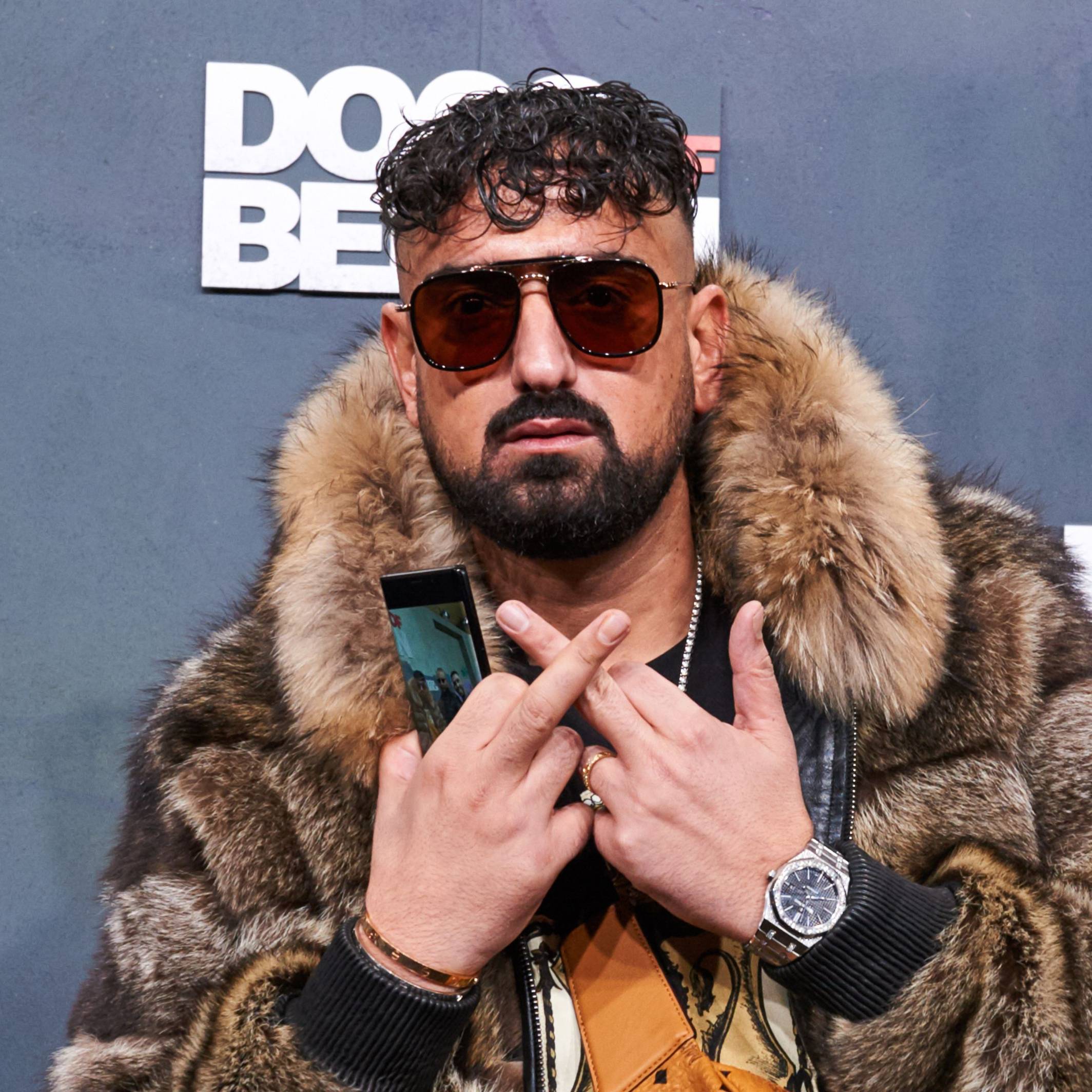 ARCHIV - 06.12.2018, Berlin: Der Rapper Haftbefehl kommt zur Filmpremiere des Filmes «Dogs of Berlin» ins Kino International. (zu dpa: ««Ärztliche Aufsicht»: Konzerte von Haftbefehl abgesagt») Foto: Annette Riedl/dpa +++ dpa-Bildfunk +++