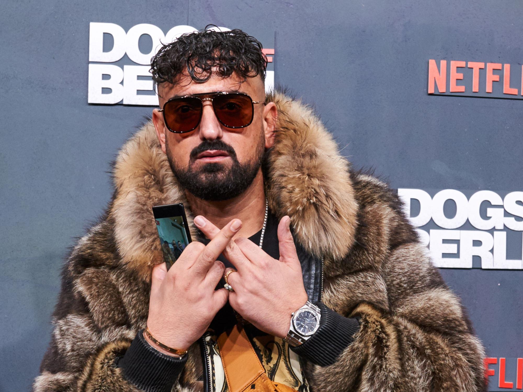 ARCHIV - 06.12.2018, Berlin: Der Rapper Haftbefehl kommt zur Filmpremiere des Filmes «Dogs of Berlin» ins Kino International. (zu dpa: ««Ärztliche Aufsicht»: Konzerte von Haftbefehl abgesagt») Foto: Annette Riedl/dpa +++ dpa-Bildfunk +++