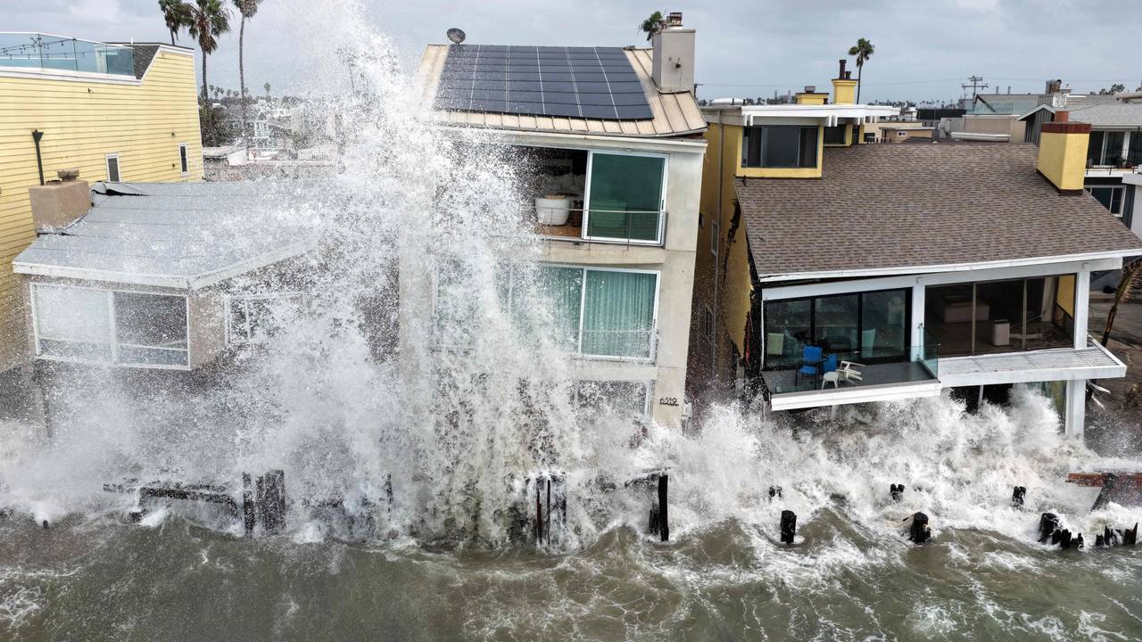 Heftige Wellen prallen gegen die Küstenvillen in Kalifornien.