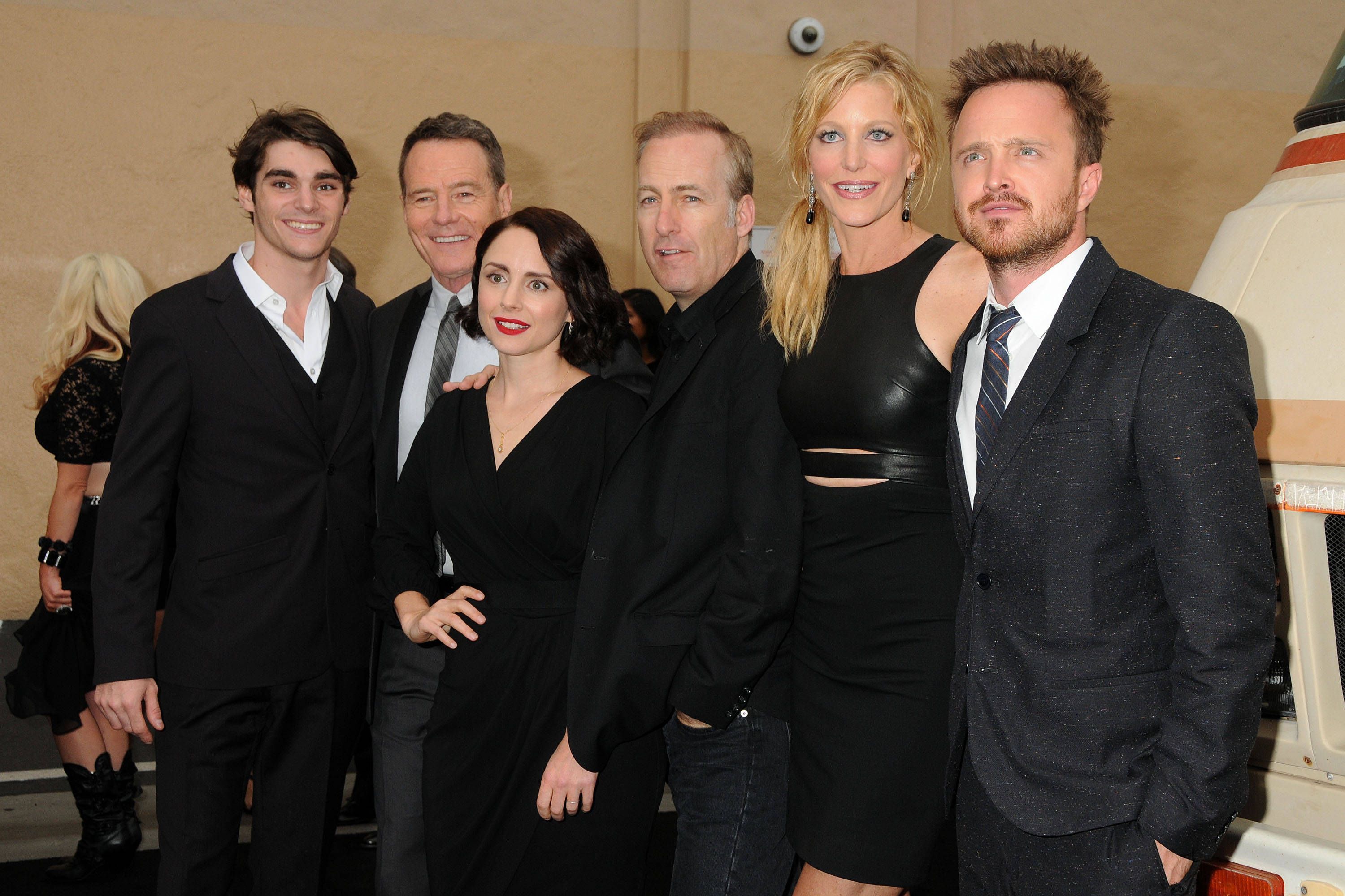 Serien-Ensemble von „Breaking Bad“: (v.l.) RJ Mitte, Bryan Cranston, Laura Fraser, Bob Odenkirk, Anna Gunn, Aaron Paul