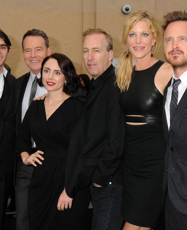 Serien-Ensemble von „Breaking Bad“: (v.l.) RJ Mitte, Bryan Cranston, Laura Fraser, Bob Odenkirk, Anna Gunn, Aaron Paul