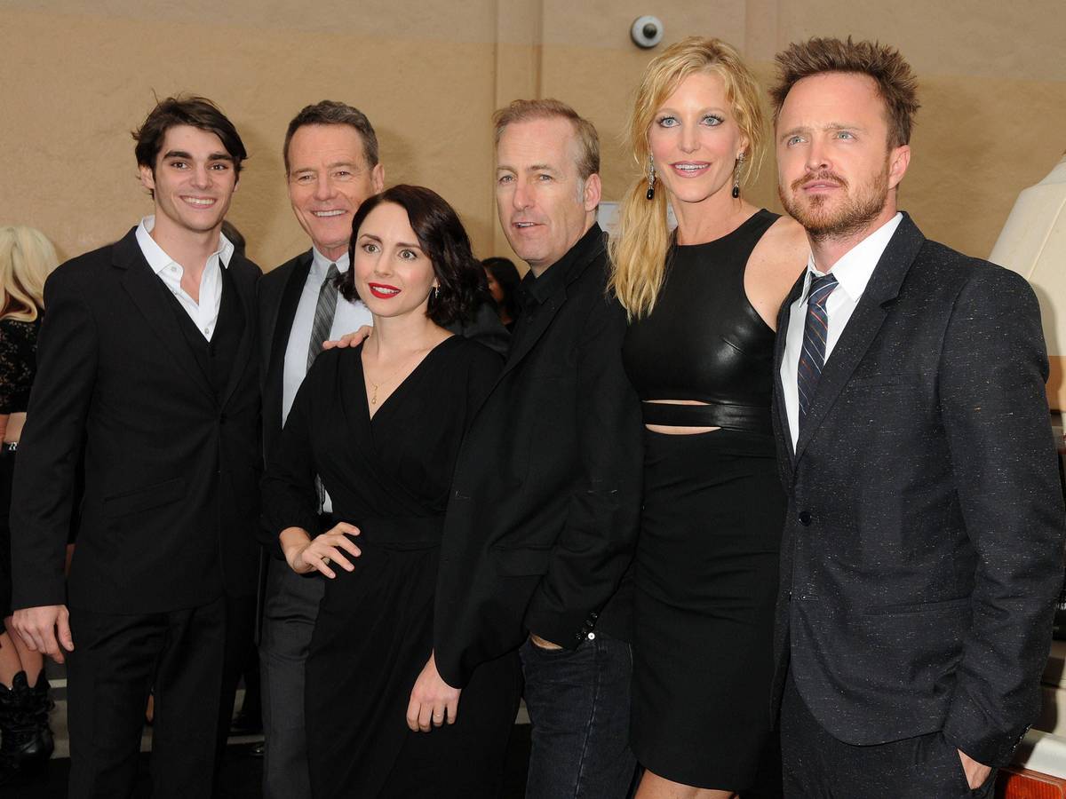 Serien-Ensemble von „Breaking Bad“: (v.l.) RJ Mitte, Bryan Cranston, Laura Fraser, Bob Odenkirk, Anna Gunn, Aaron Paul