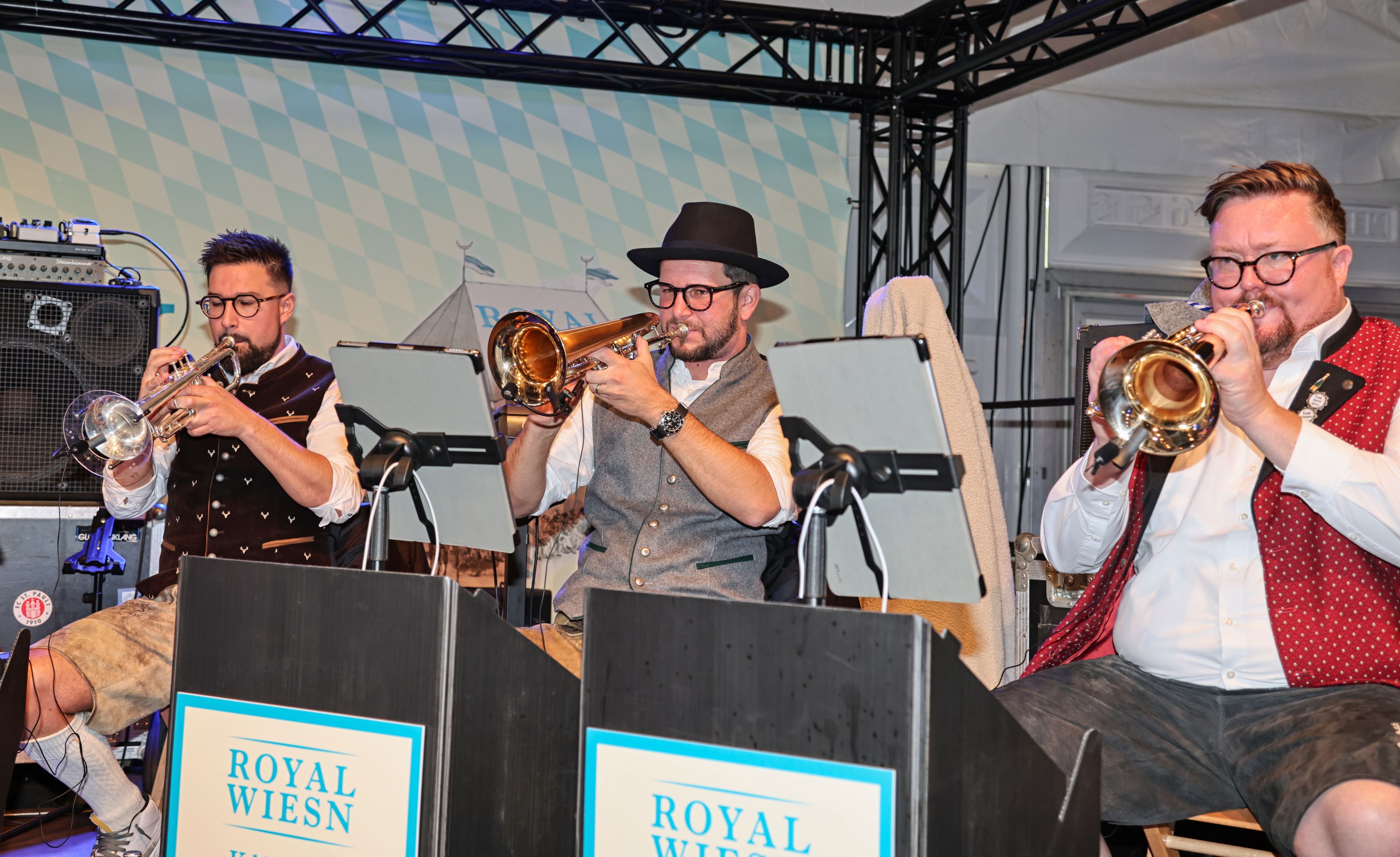 Michael Kuhl sitzt in der Saalkapelle bei der Royal Wiesn.