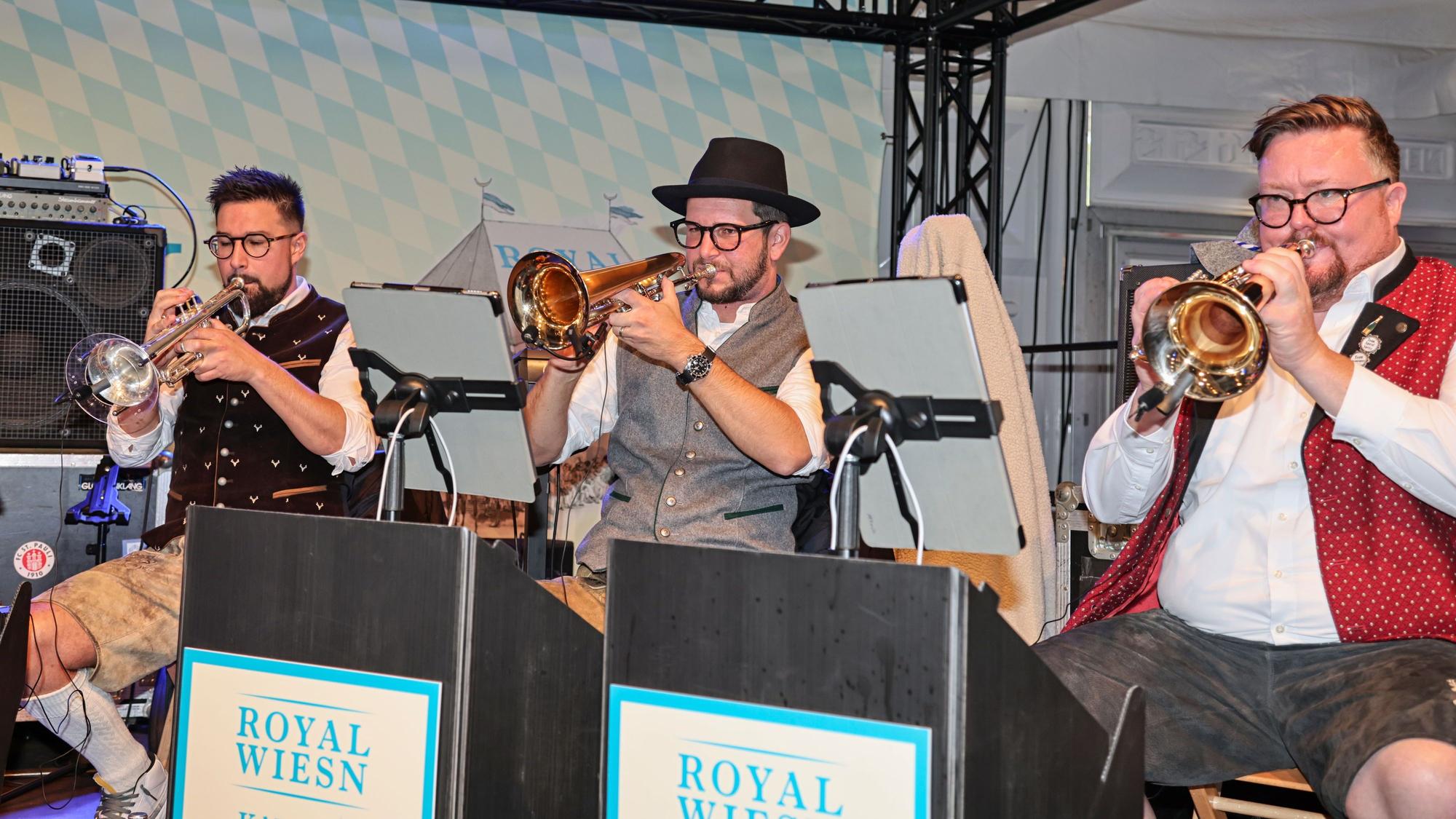 Michael Kuhl sitzt in der Saalkapelle bei der Royal Wiesn.