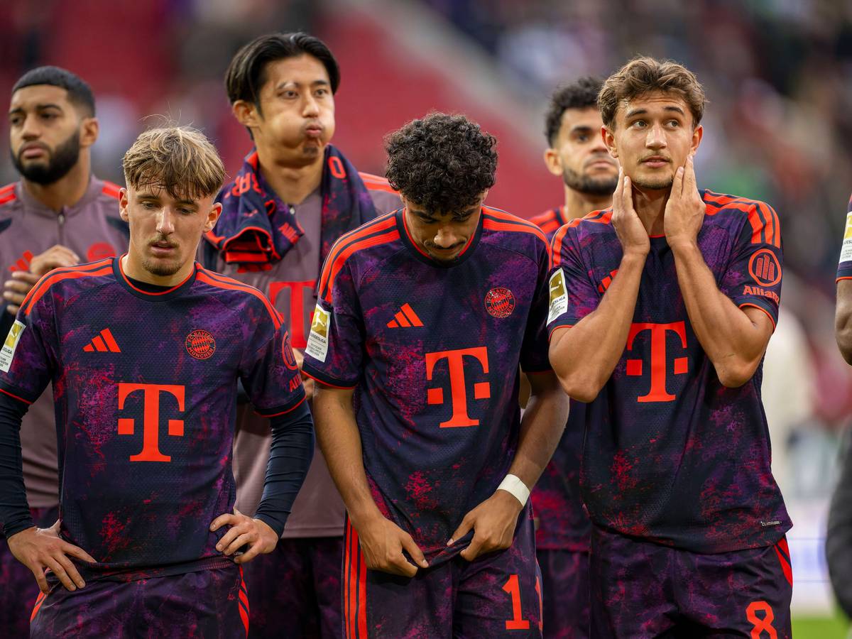 Lennart Karl (v.l.), Nathaniel Brown und Tom Bischof vom FC Bayern stehen nach einem Spiel zusammen.