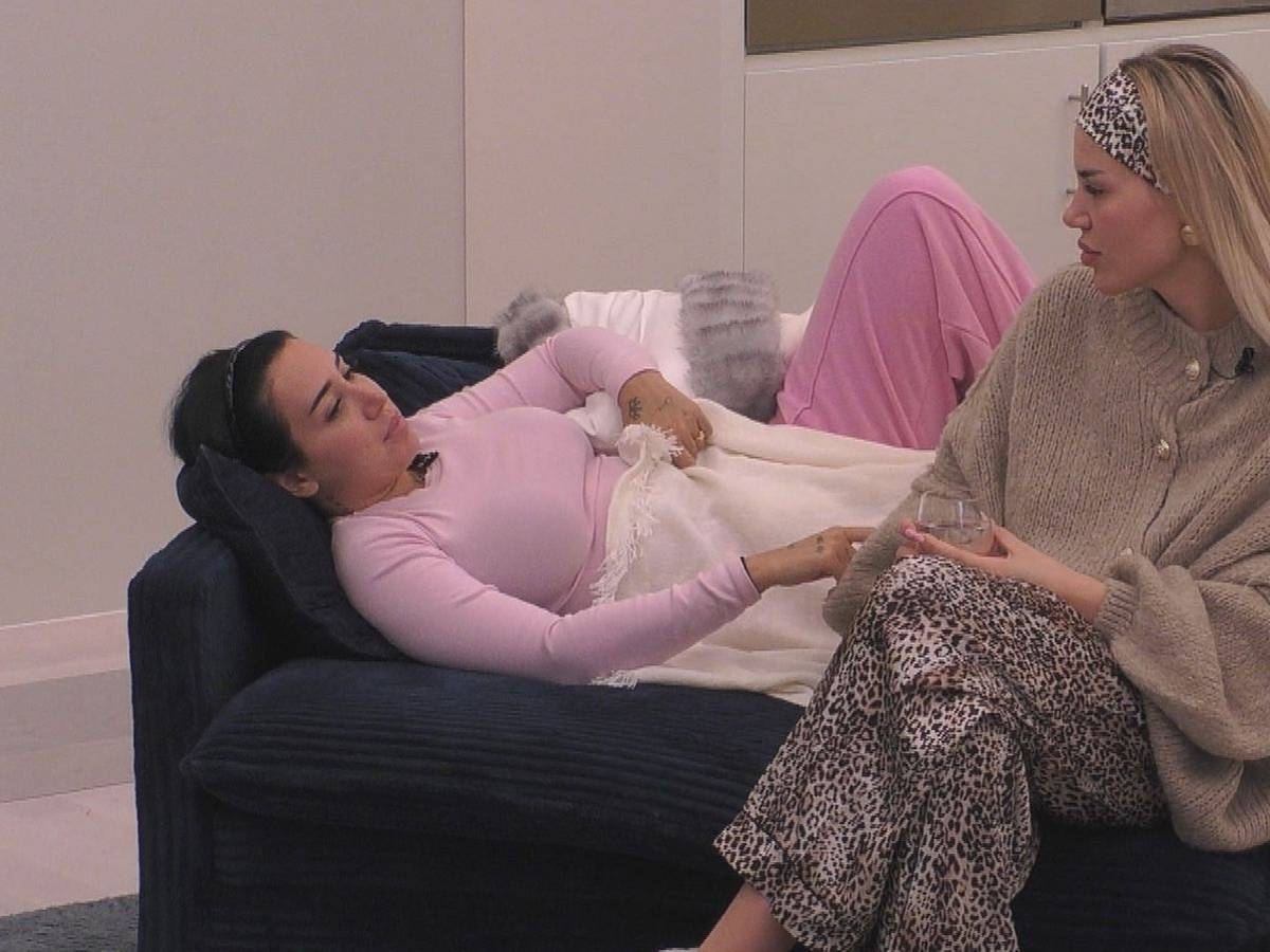 Bei „Promi Big Brother“ (SAT.1) enthüllte Francesca Morgese (links) ihrer Mitbewohnerin Kim Virginia Grey, dass auch sie bereits einen Schwangerschaftsabbruch erleben musste. (Bild: Joyn)