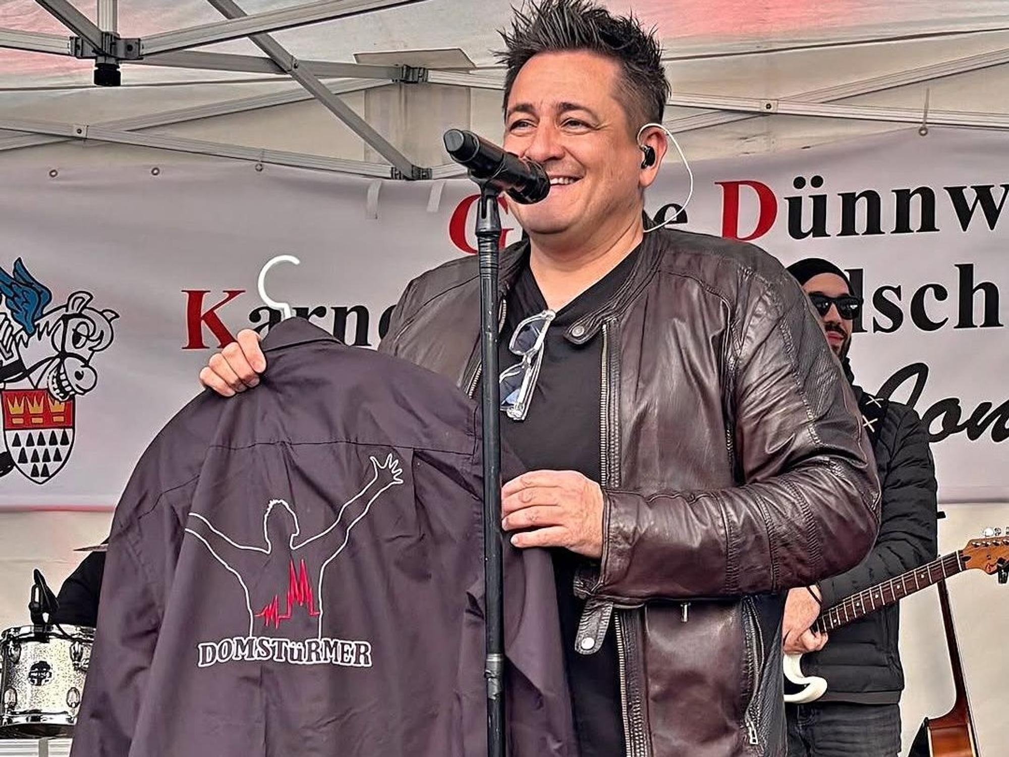 Micky Nauber steht auf der Bühne der Dünnwalder KG.