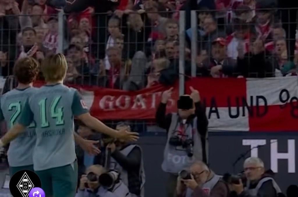 Ein Fotograf in Köln zeigte den Spielern von Borussia Mönchengladbach die Mittelfinger beim Jubel.