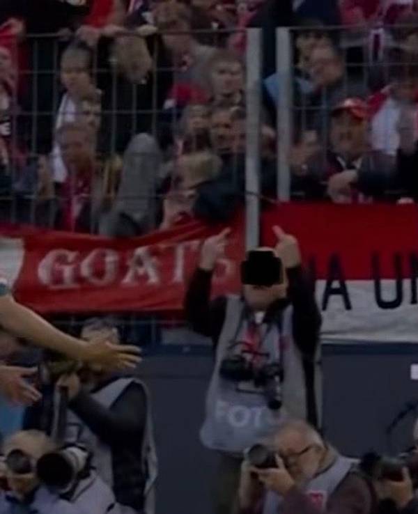 Ein Fotograf in Köln zeigte den Spielern von Borussia Mönchengladbach die Mittelfinger beim Jubel.