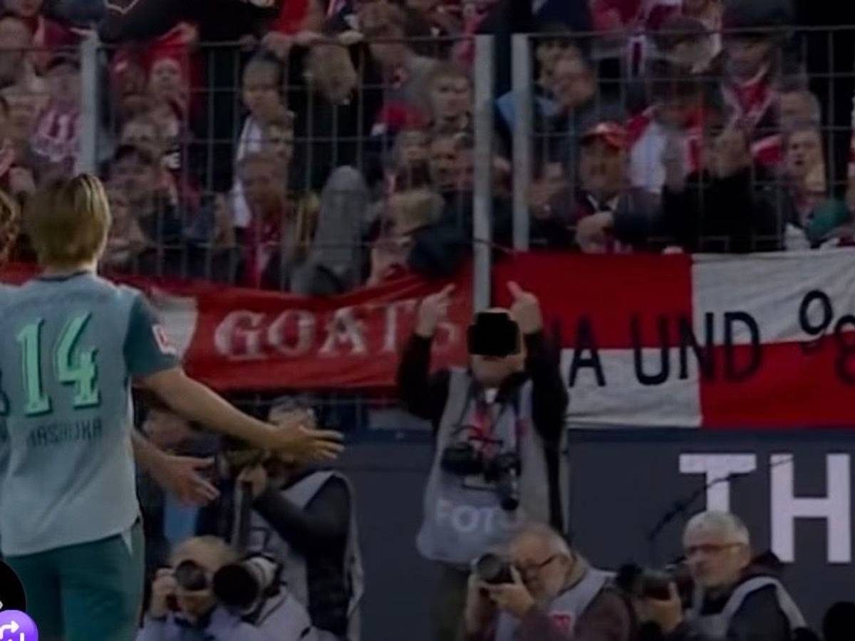 Ein Fotograf in Köln zeigte den Spielern von Borussia Mönchengladbach die Mittelfinger beim Jubel.