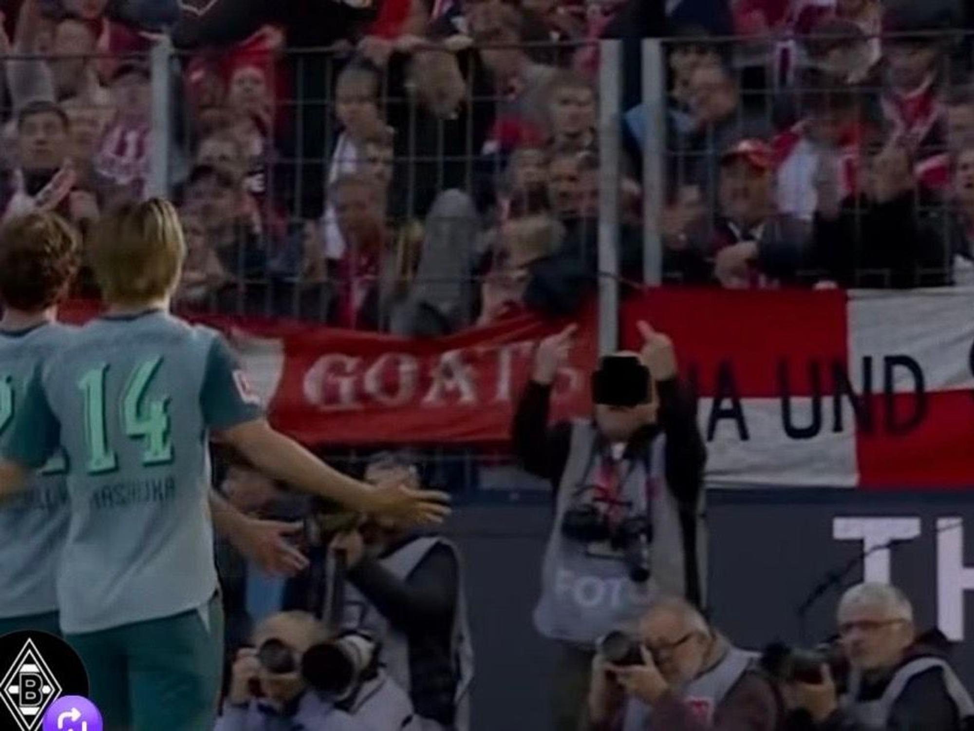 Ein Fotograf in Köln zeigte den Spielern von Borussia Mönchengladbach die Mittelfinger beim Jubel.