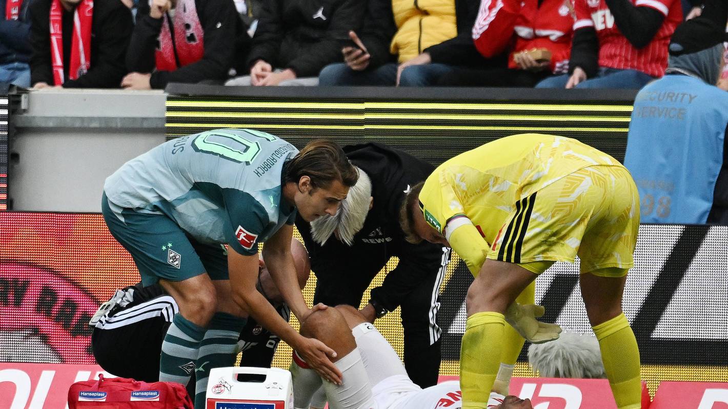 Betreuer sowie Marvin Schwäbe und Florian Neuhaus kümmern sich um Ellyes Skhiri.