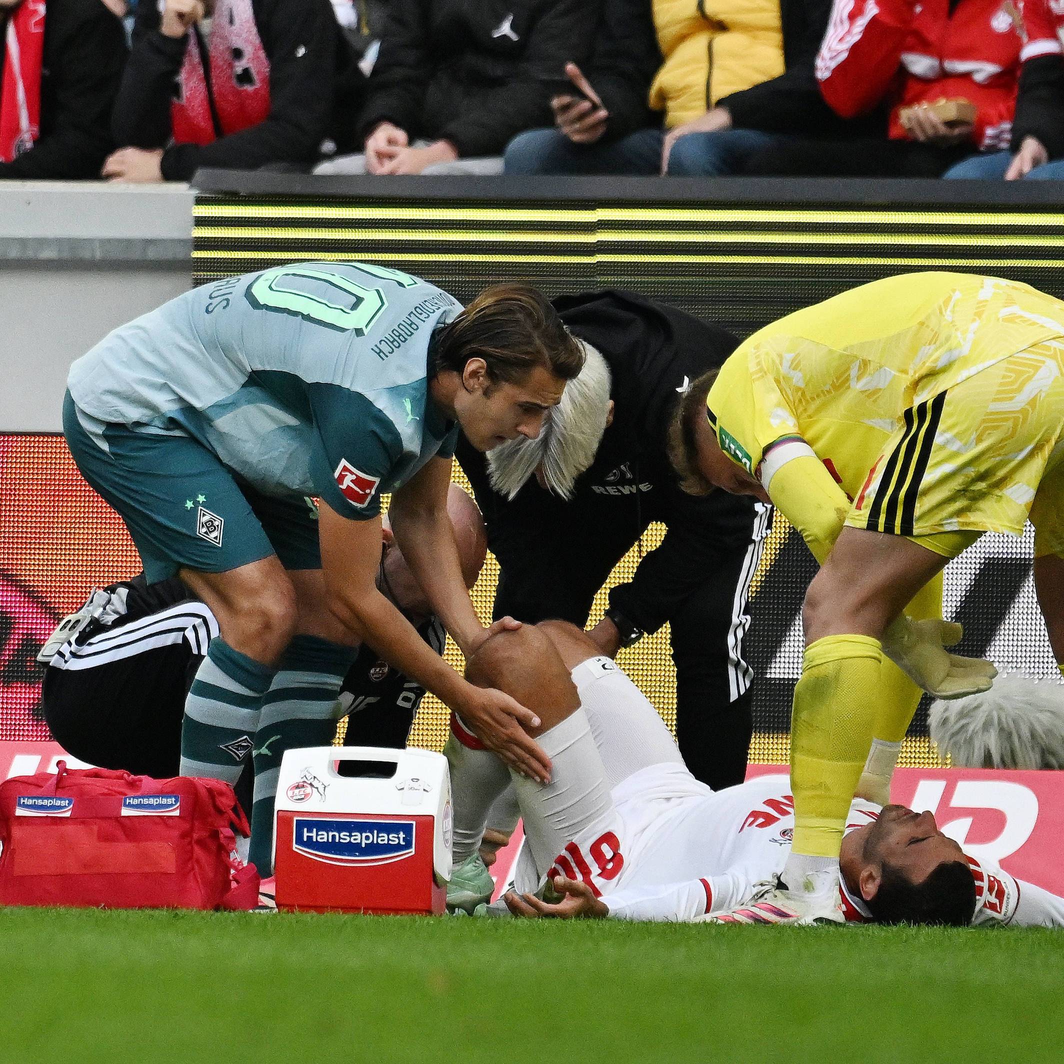 Betreuer sowie Marvin Schwäbe und Florian Neuhaus kümmern sich um Ellyes Skhiri.