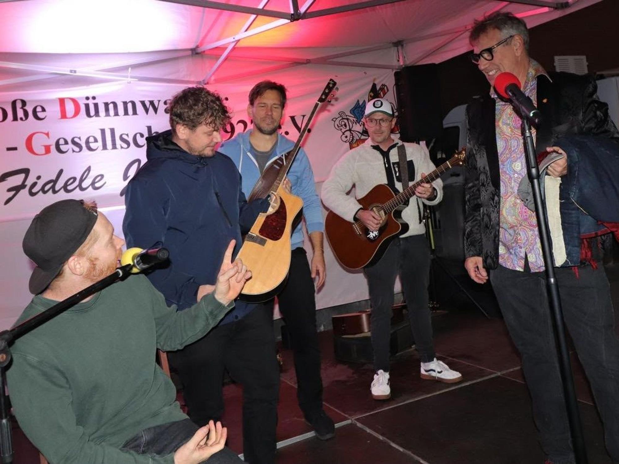 Die Band Miljö beim Museumsfest der Dünnwalder auf der Bühne.