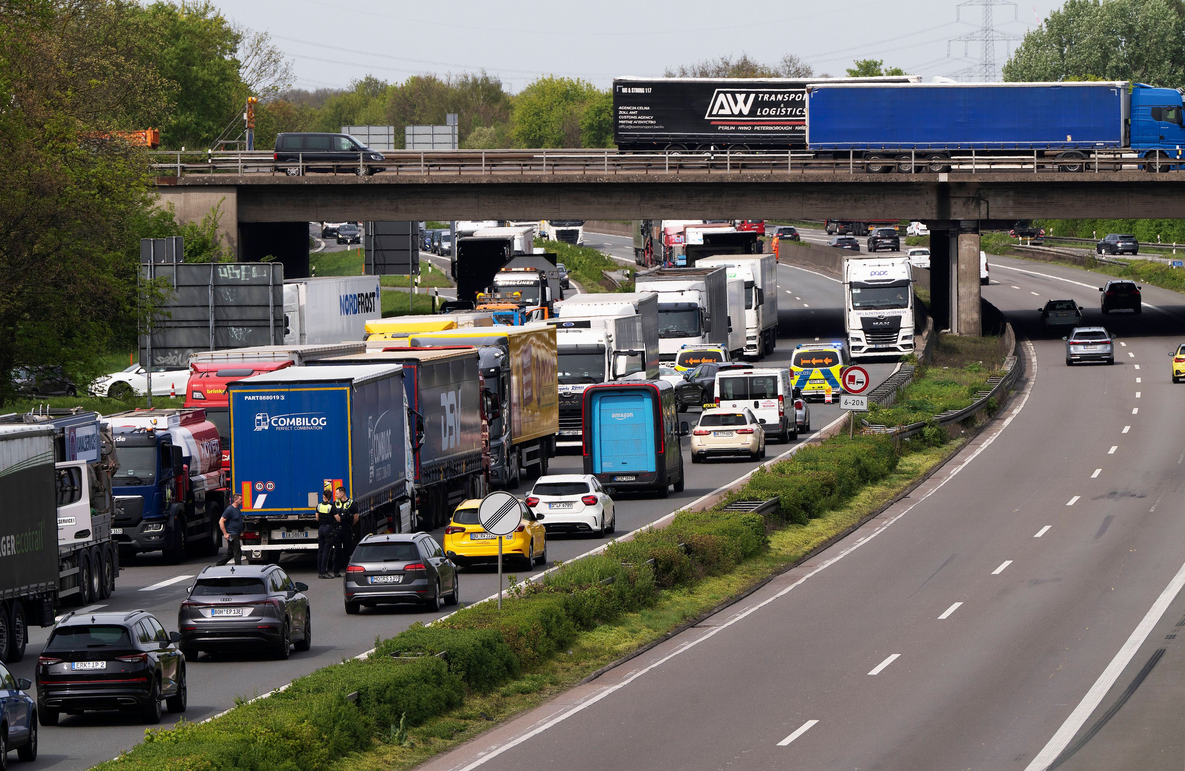 Gleich zwei Lkw-Kollisionen in kurzer Folge legen die A57 bei Krefeld lahm.