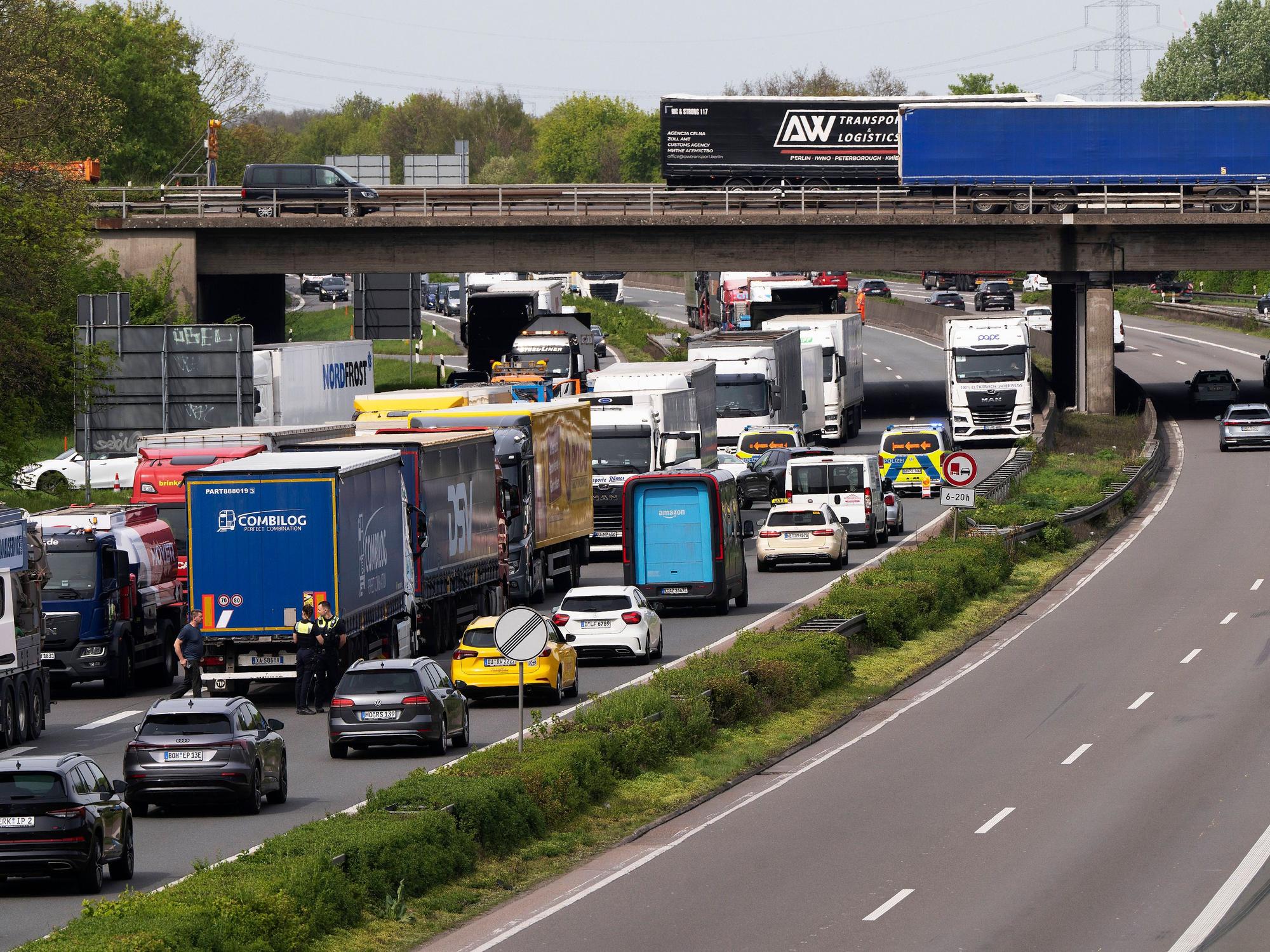 Gleich zwei Lkw-Kollisionen in kurzer Folge legen die A57 bei Krefeld lahm.