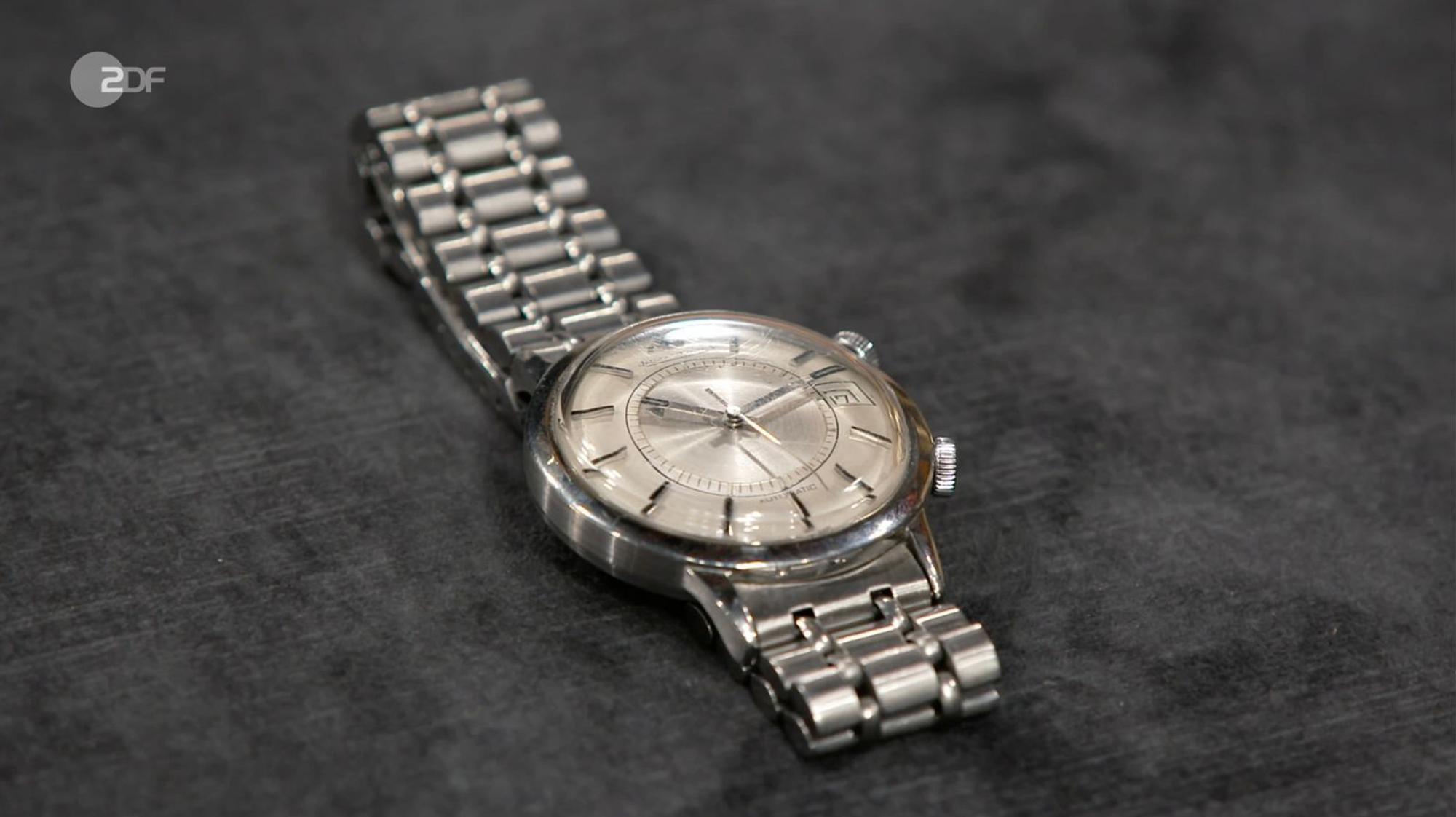 Sven Deutschmanek freute sich über die Uhr von Jaeger-LeCoultre samt Weckerfunktion von 1958 „in so einem guten Zustand“. Gewünscht wurden 2.200 Euro, der Experte schätzte 2.500 bis 3.000 Euro und am Ende zahlte Händler Wolfgang Pauritsch 2.750 Euro für die Armbanduhr „Memovox“.
(Bild: ZDF)