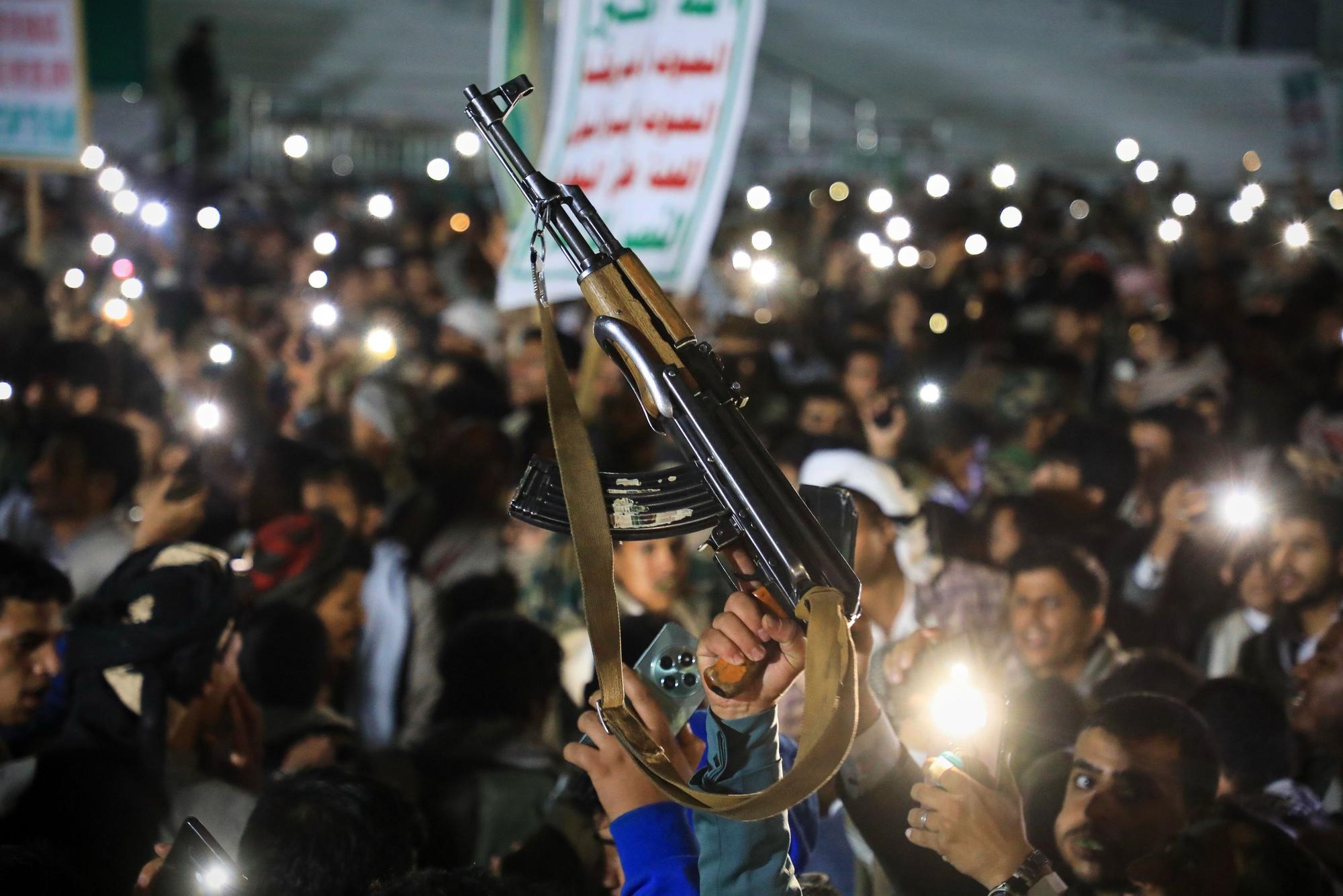 Ein Anhänger reckt während einer Kundgebung in Sanaa (Jemen) ein AK-47-Gewehr in die Höhe, die Mitte September von den jemenitischen Huthi-Rebellen in der von den Huthis kontrollierten jemenitischen Hauptstadt organisiert wurde.