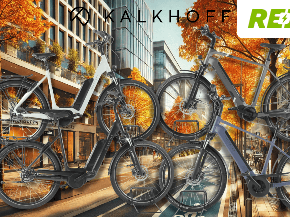 4 unterschiedliche E-Bikes von Kalkhoff vor einem Fahrradweg.
