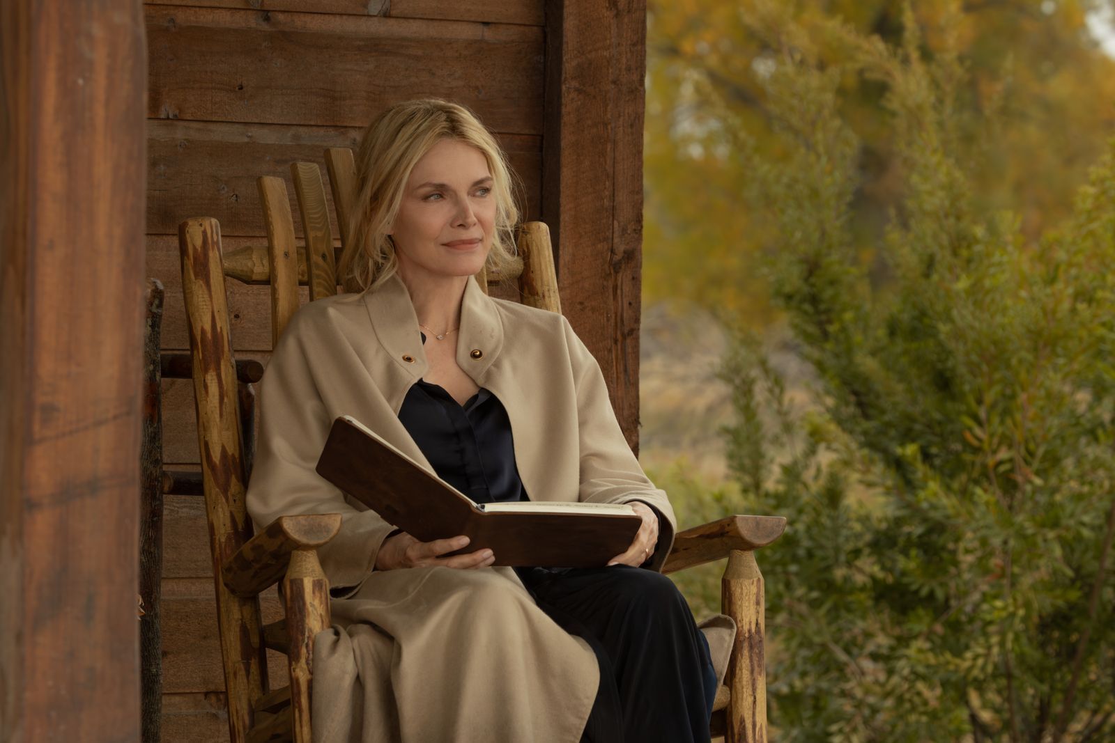 Irgendwann wird Stacy Clyburn (Michelle Pfeiffer) verstehen, was ihren Mann am einfachen Leben in der Wildnis fasziniert. (Bild: Leonine/2026 Viacom International)