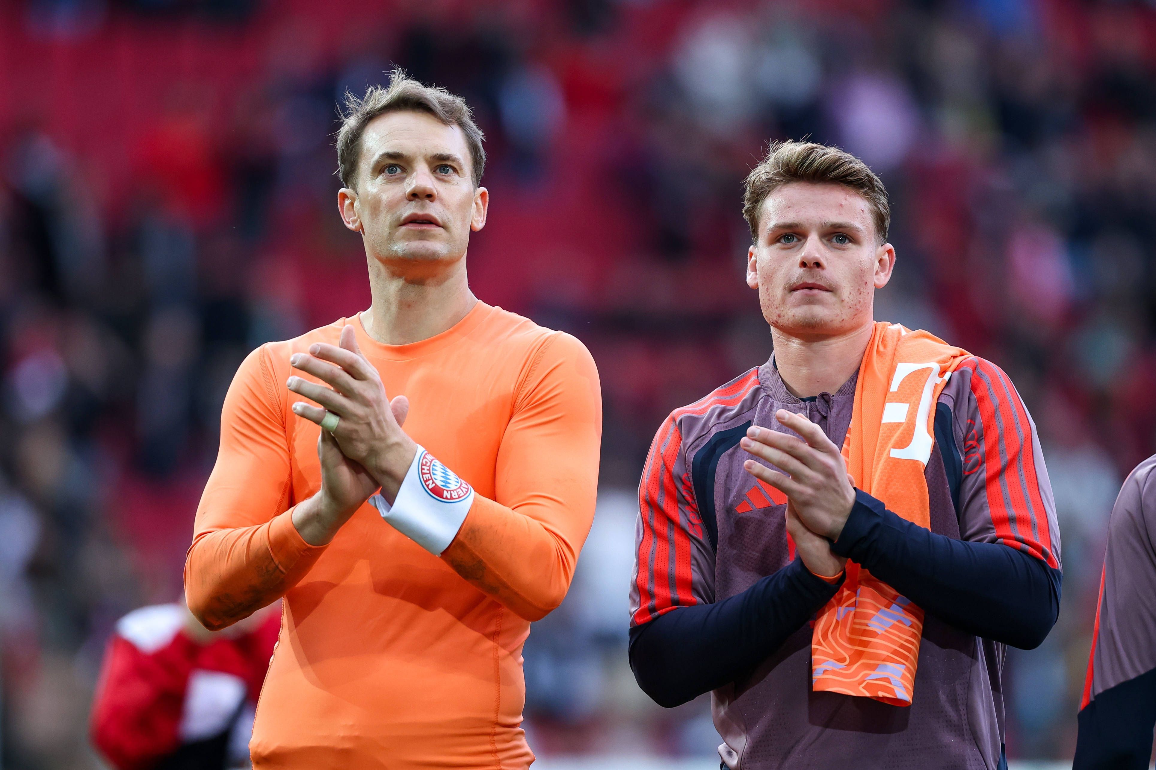 Manuel Neuer und Jonas Urbig nebeneinander nach einem Spiel des FC Bayern.