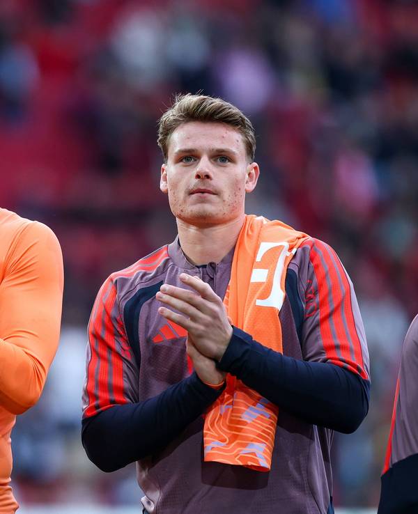 Manuel Neuer und Jonas Urbig nebeneinander nach einem Spiel des FC Bayern.