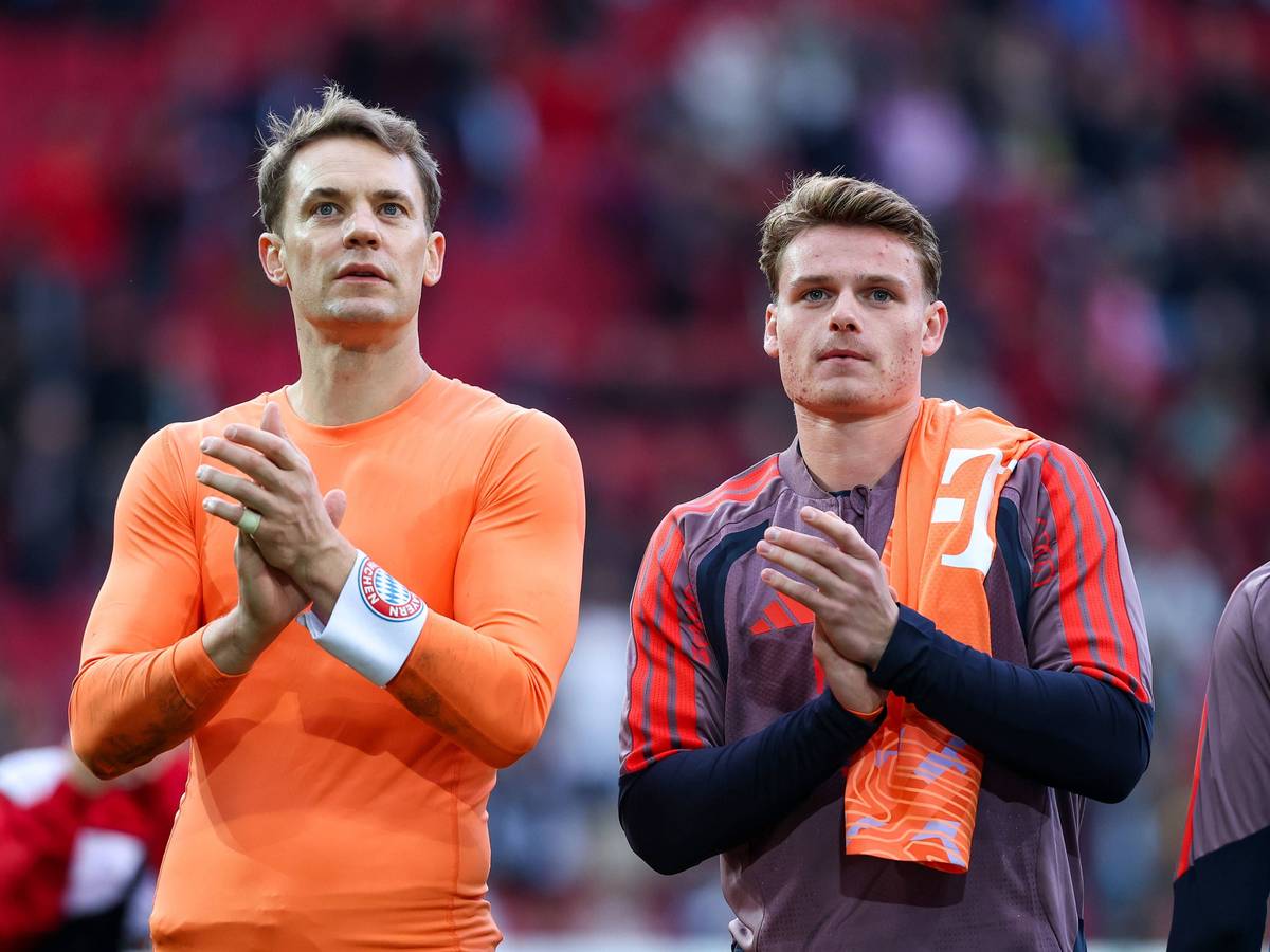 Manuel Neuer und Jonas Urbig nebeneinander nach einem Spiel des FC Bayern.