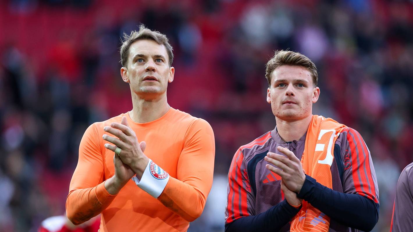 Manuel Neuer und Jonas Urbig nebeneinander nach einem Spiel des FC Bayern.