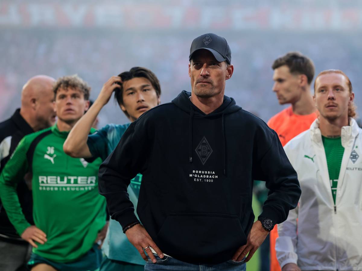 Alexander Blessin steht mit seinen Spielern vor dem Gästeblock.