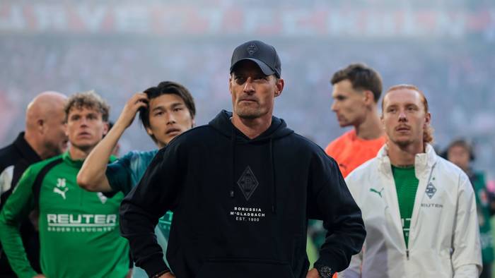 Alexander Blessin steht mit seinen Spielern vor dem Gästeblock.
