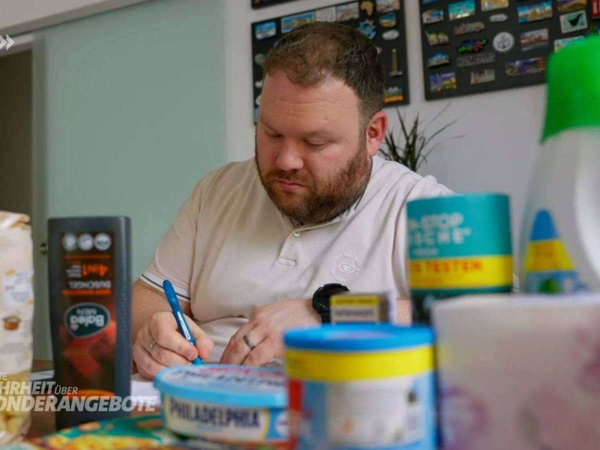 Torsten Heinze zeigt in „Die Wahrheit über Sonderangebote“, wie sich beim Einkauf extrem viel Geld sparen lässt. (Bild: SWR)