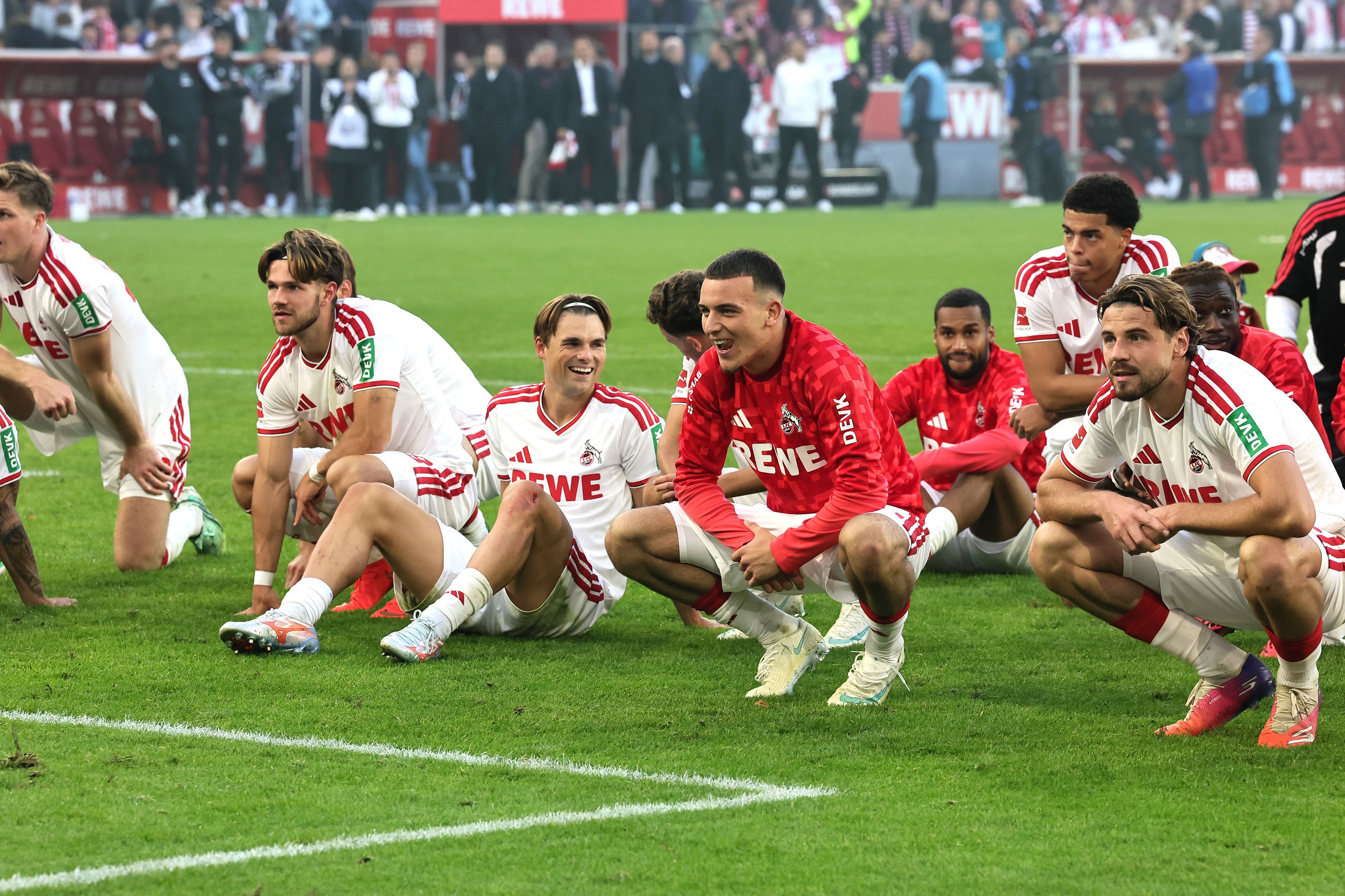 Die Profis des 1. FC Köln feiern mit ihren Anhängern den Sieg im Derby gegen Borussia Mönchengladbach.