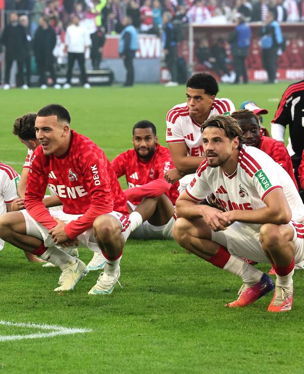 Die Profis des 1. FC Köln feiern mit ihren Anhängern den Sieg im Derby gegen Borussia Mönchengladbach.